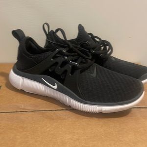 Nike Women's Acalme Size 8